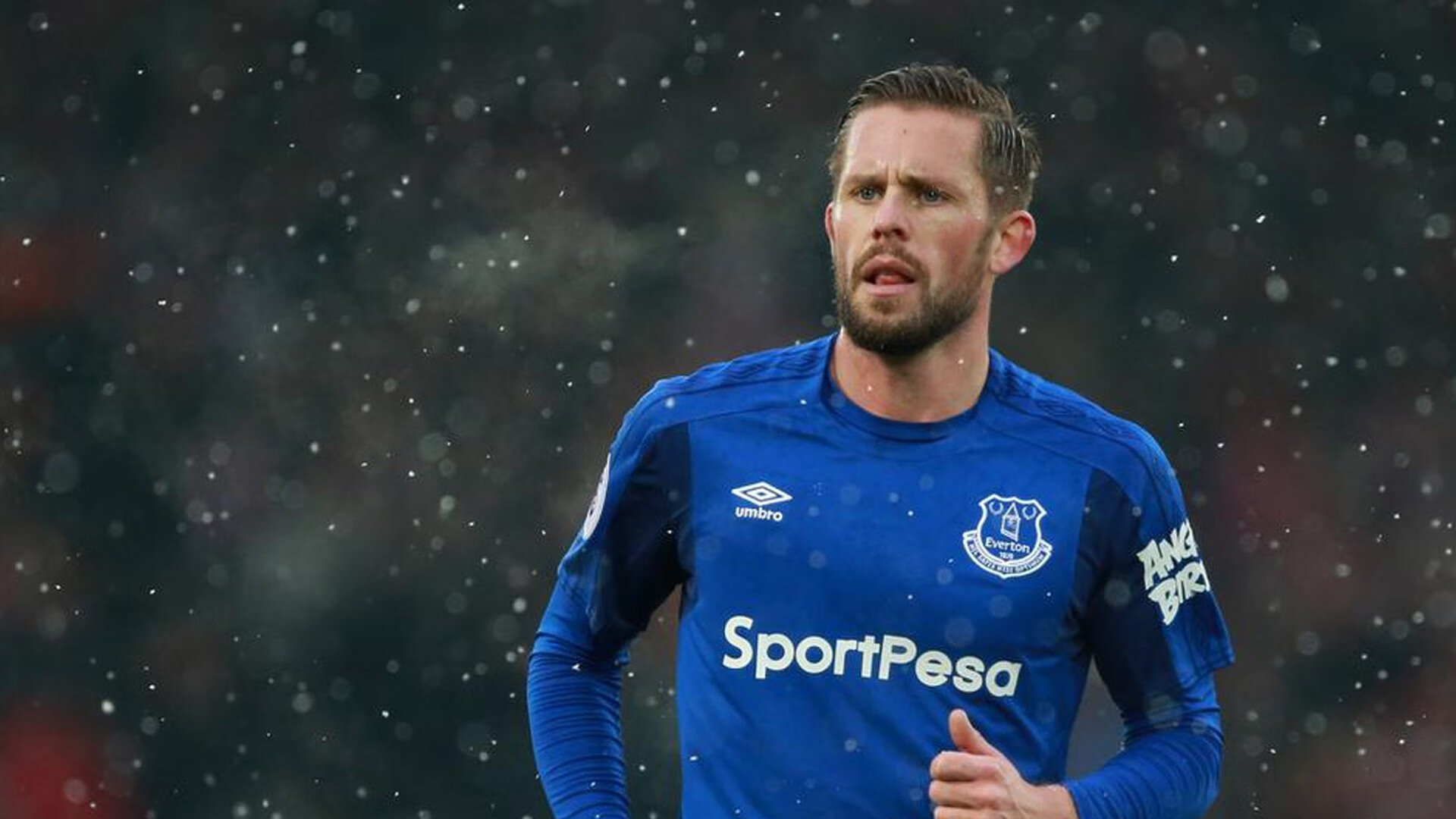 年度焦点之战，巴黎圣日耳曼险胜皇家社会，战术博弈与命运转折